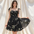 Elegantes Cocktailkleid in Schwarz mit Herz-Ausschnitt, bunter Blumenstickerei und A-Linie