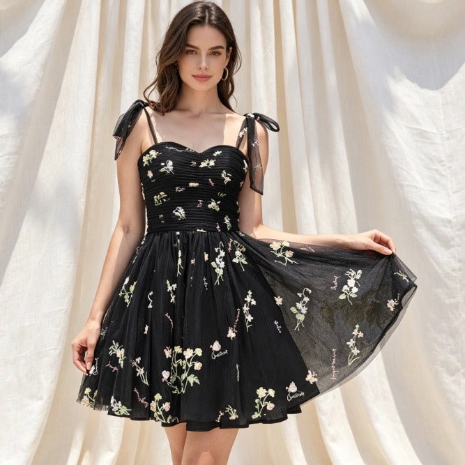 Elegantes Cocktailkleid in Schwarz mit Herz-Ausschnitt, bunter Blumenstickerei und A-Linie