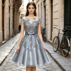 Elegantes Cocktailkleid in Silbergrau mit U-Boot-Ausschnitt, Spitzenstickerei und A-Linie