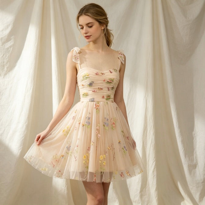 Romantisches Cocktailkleid in Apricot mit Herz-Ausschnitt, bunter Blumenstickerei und A-Linie