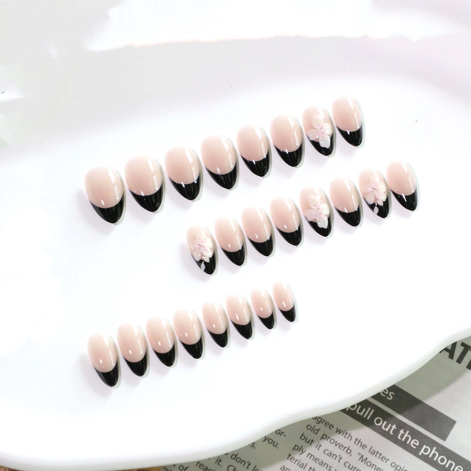 Almond Nägel in Apricot mit Schwarzem French und 3D Blumen
