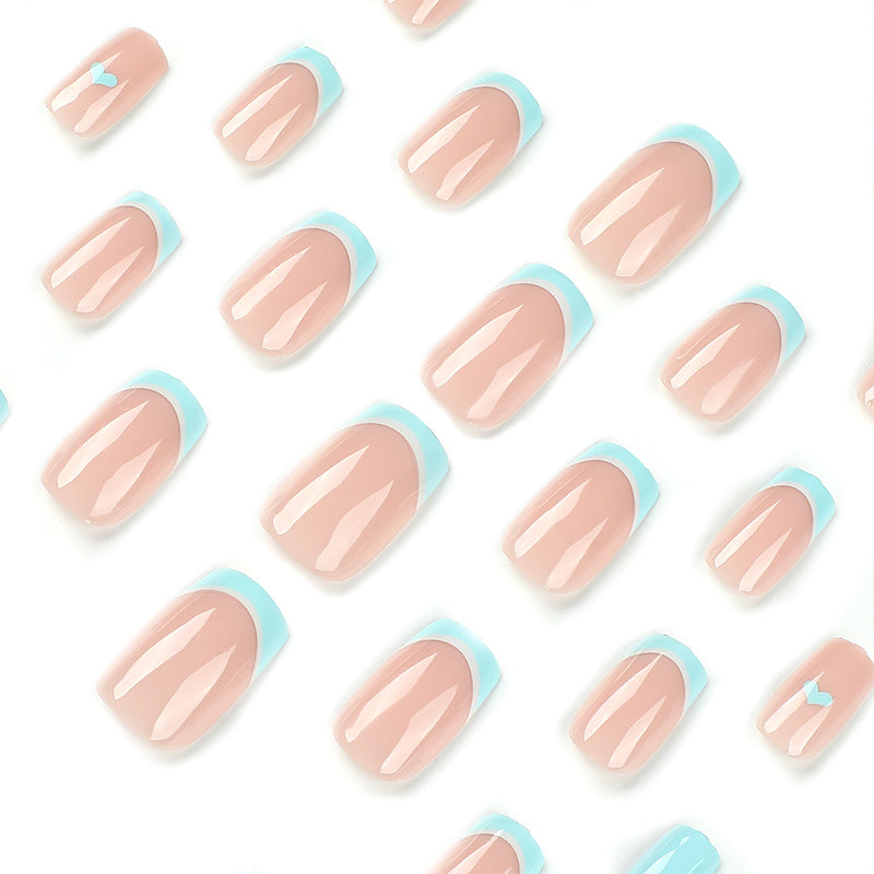 Almond Nägel in Blau-Weiß French mit Herzdesign