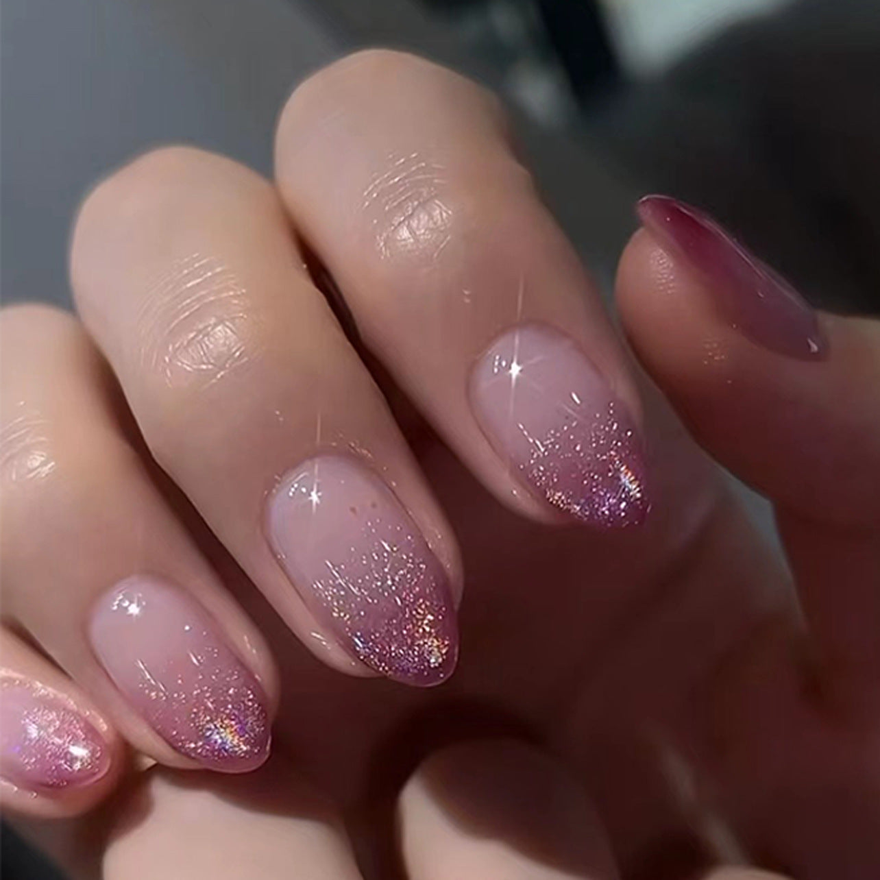 Almond Nägel in Lila mit French Ombre und Glitzer