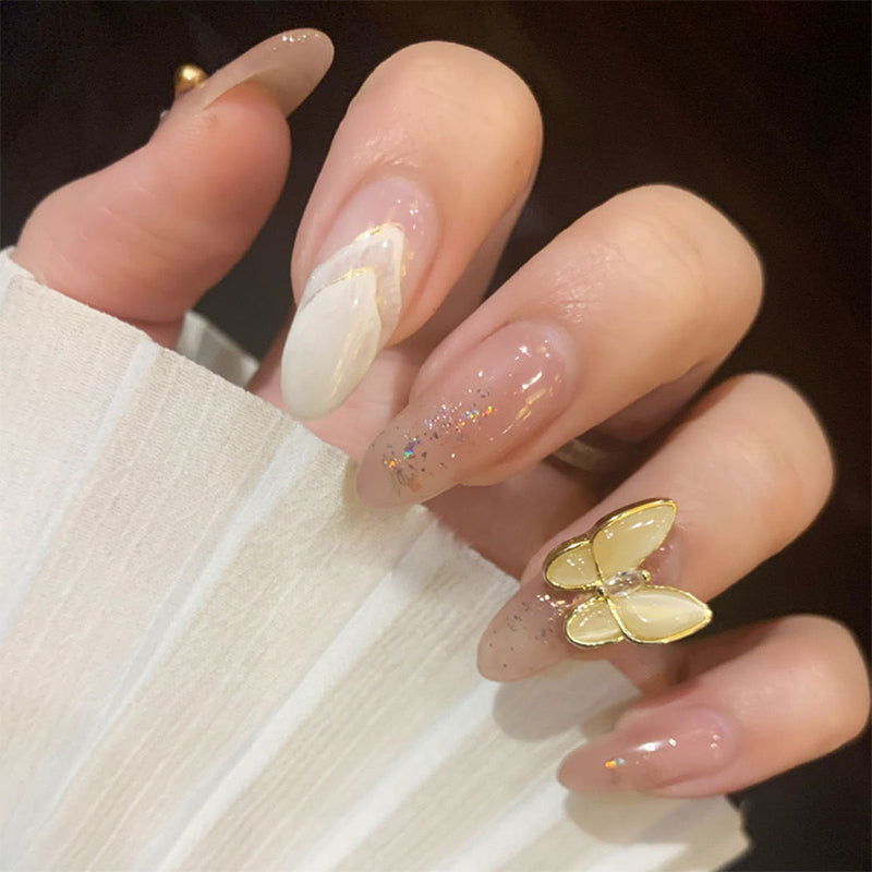 Almond Nägel in Nude mit 3D Schmetterling und Pearl-Design