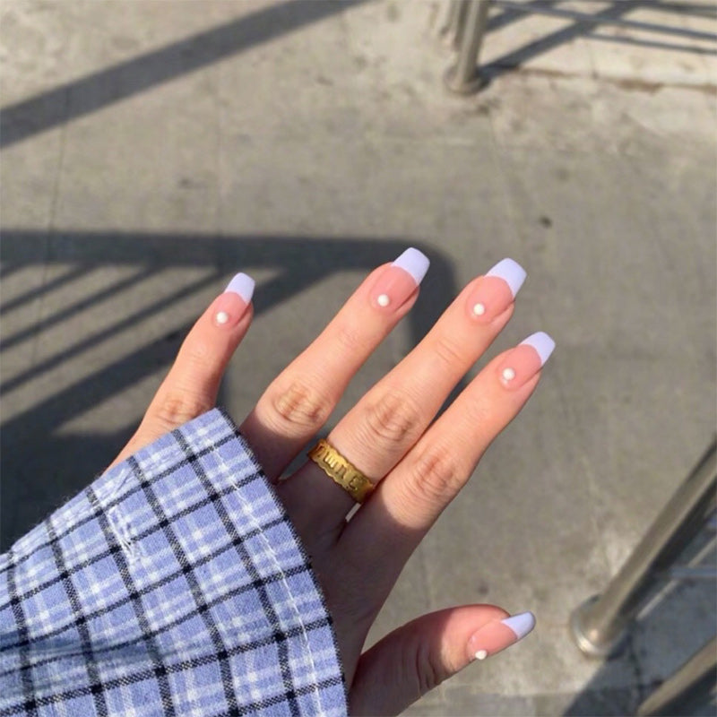 Almond Nägel in Nude mit Halb-French in Lila und Perlen