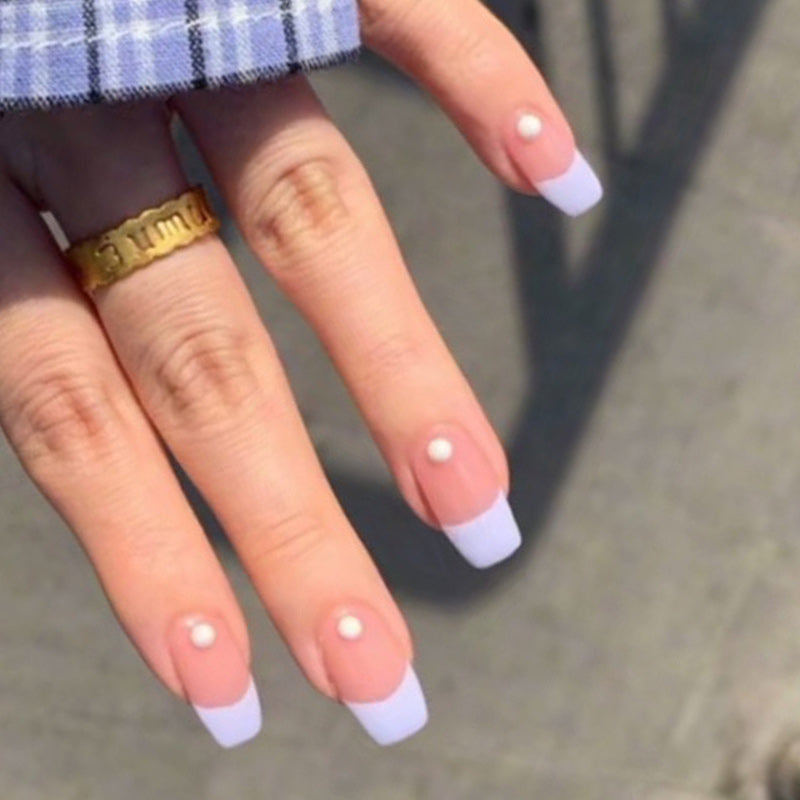 Almond Nägel in Nude mit Halb-French in Lila und Perlen
