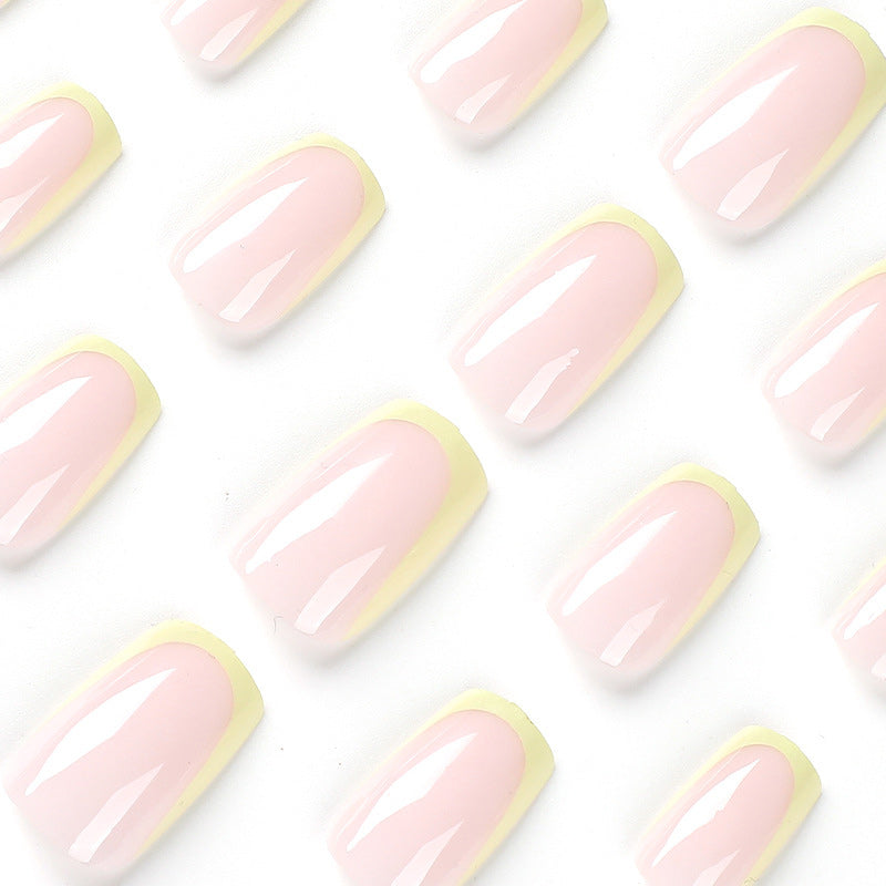 Almond Nägel in Nude mit Minimalistischem Grünem Full French