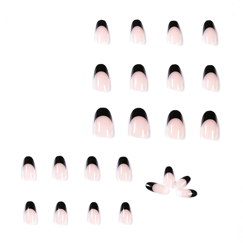 Almond Nägel in Nude mit Schwarzem French Design – Schlicht und Elegant