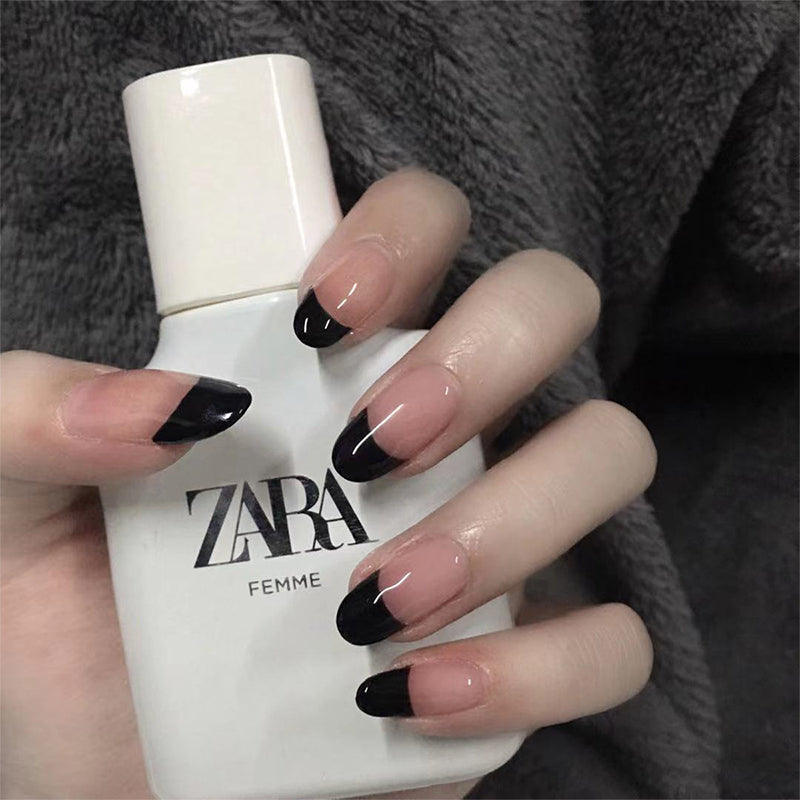 Almond Nägel in Nude mit Schwarzem French Design – Schlicht und Elegant