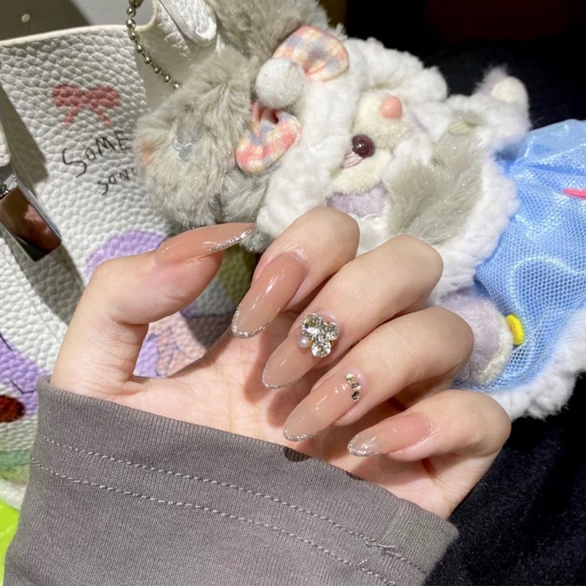 Almond Nägel in Nude mit Silbernem French und Strass