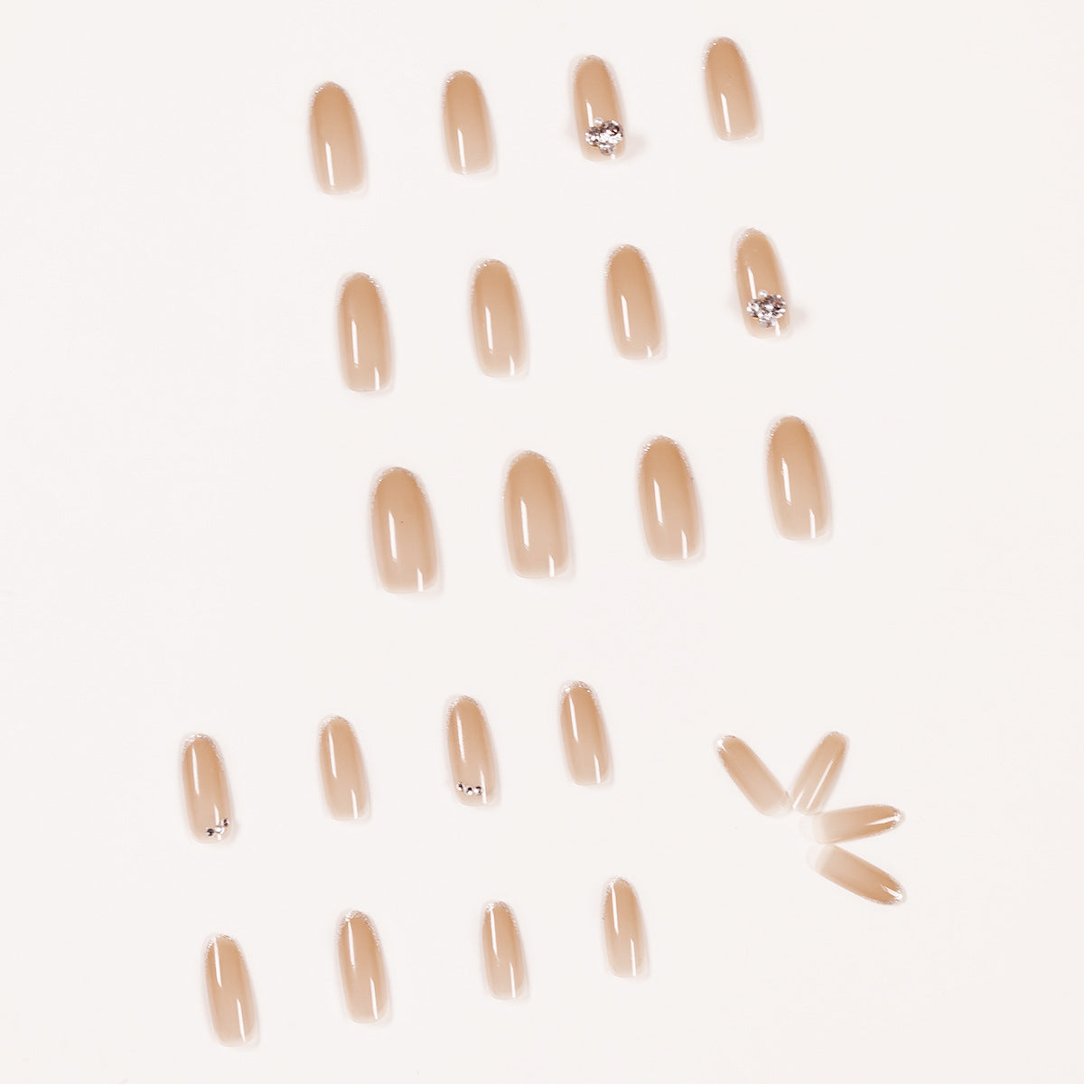 Almond Nägel in Nude mit Silbernem French und Strass