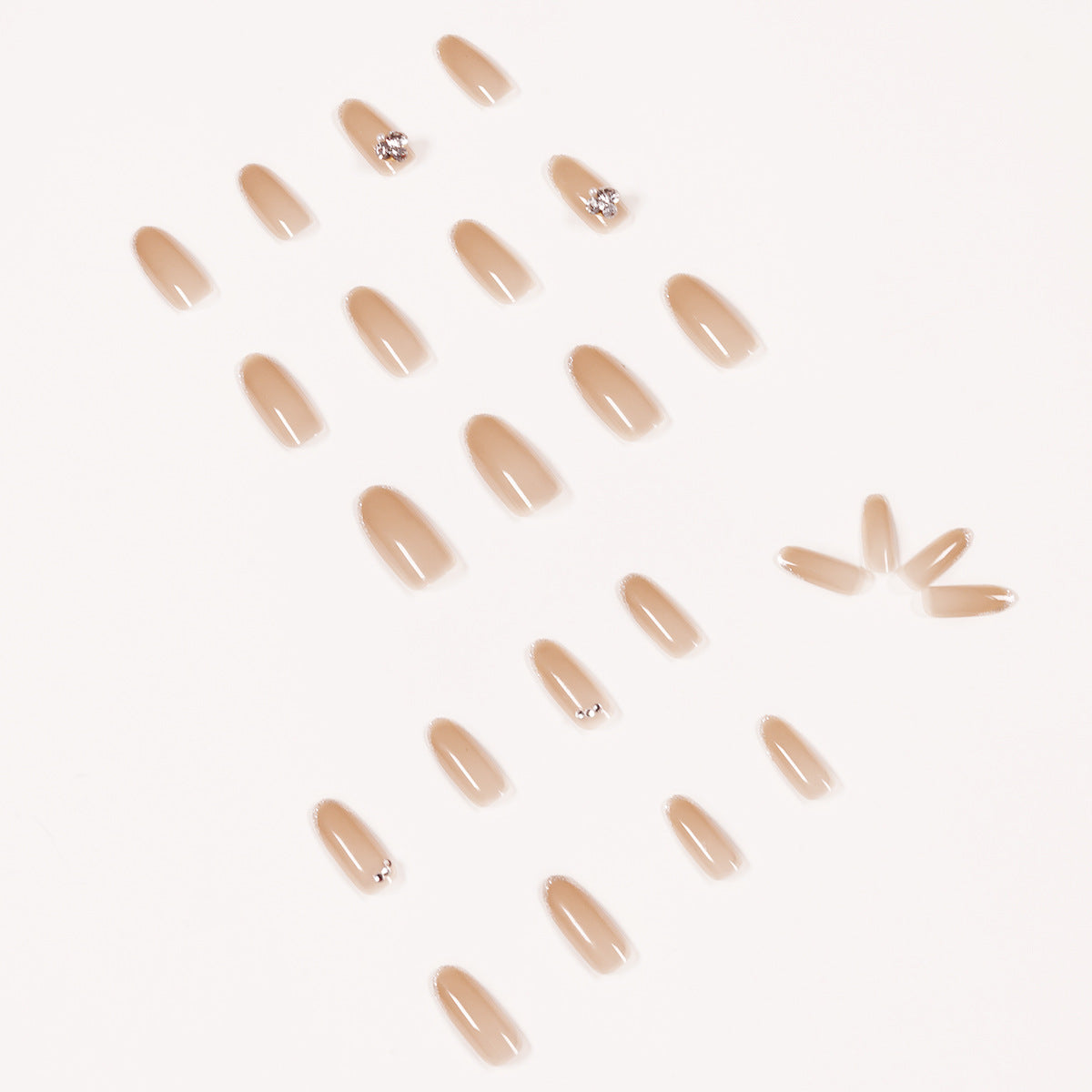 Almond Nägel in Nude mit Silbernem French und Strass