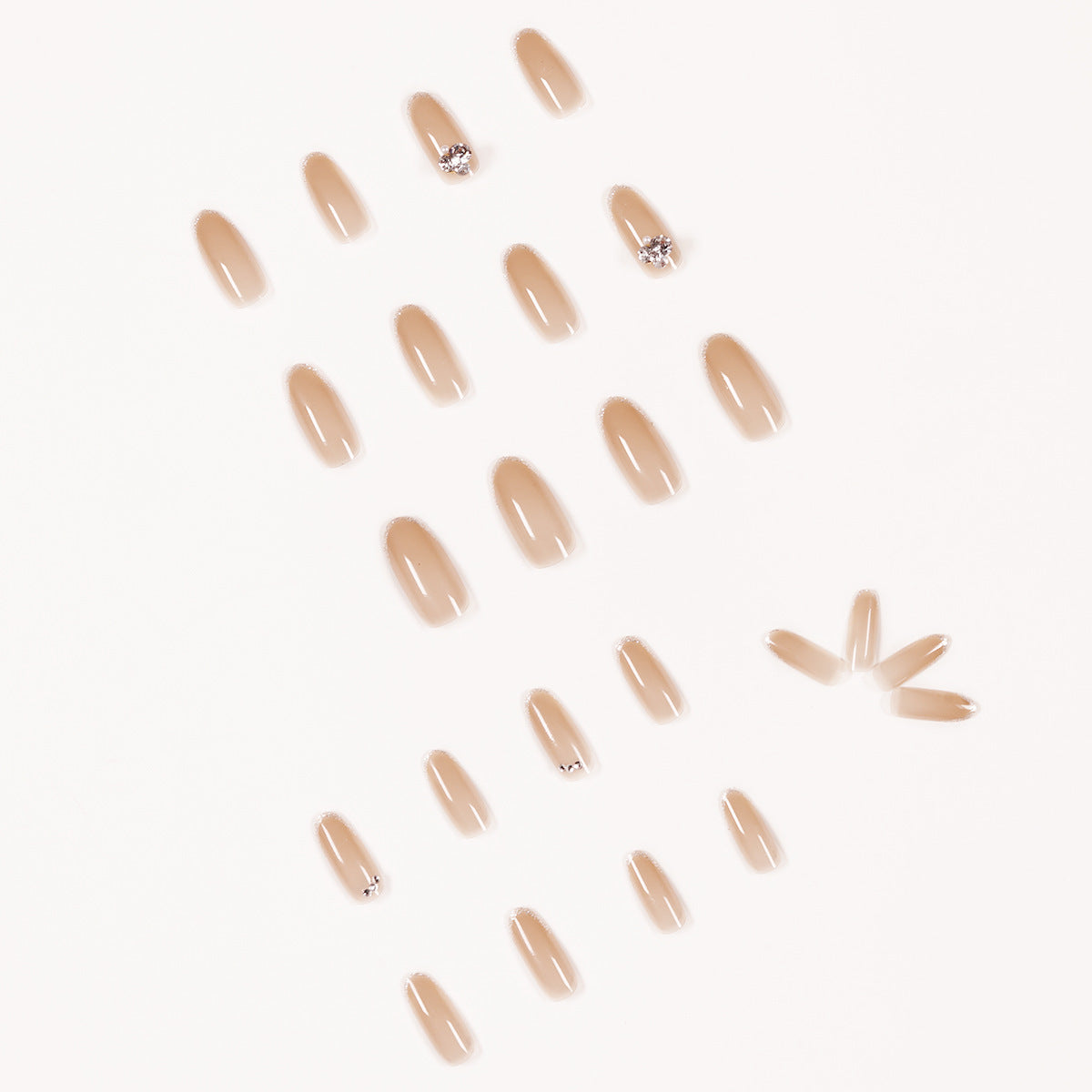 Almond Nägel in Nude mit Silbernem French und Strass