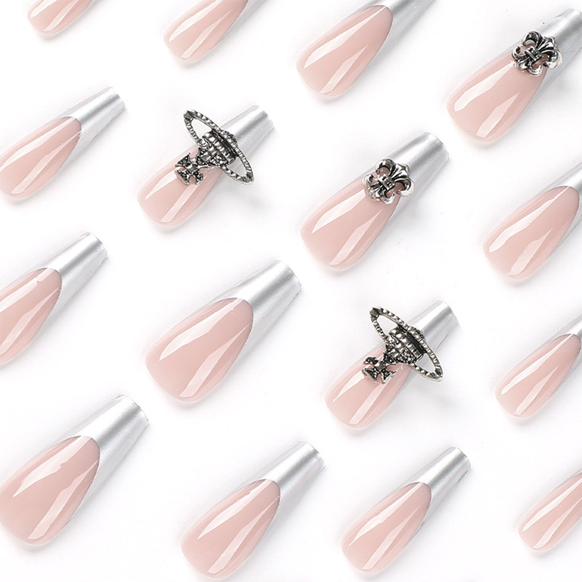 Ballerina Nägel mit Silbernem French und Strasssteinen im Sweet-Cool Stil