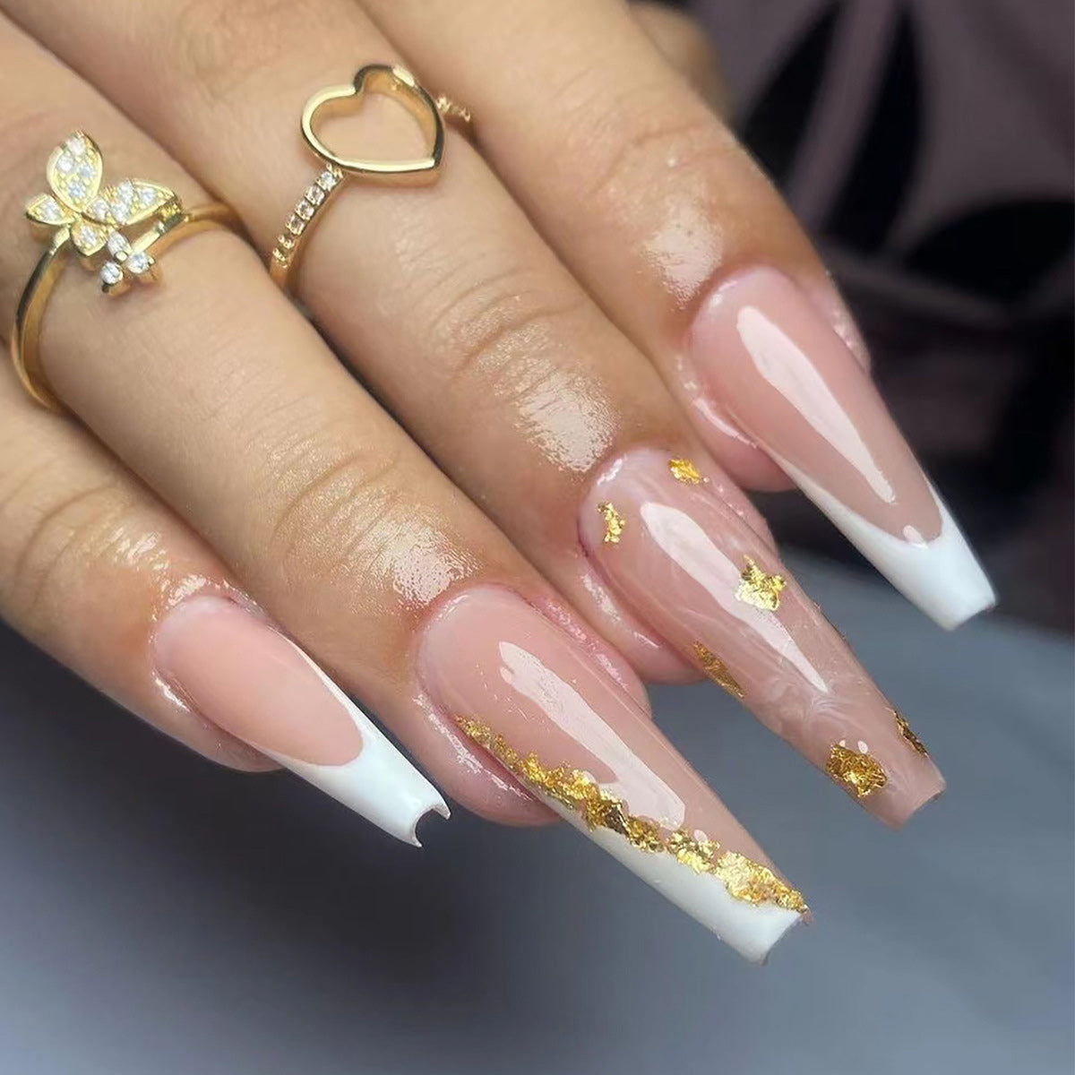 Ballerina Nägel mit Weißem French Design und Schlichtem Goldfolie Akzent