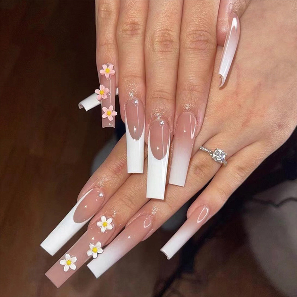 Ballerina Nägel mit Weißem French Ombre und 3D Blumen