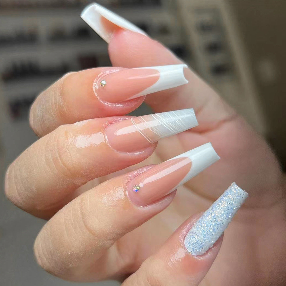 Ballerina Nägel mit Weißem French und Silbernem Glitzer