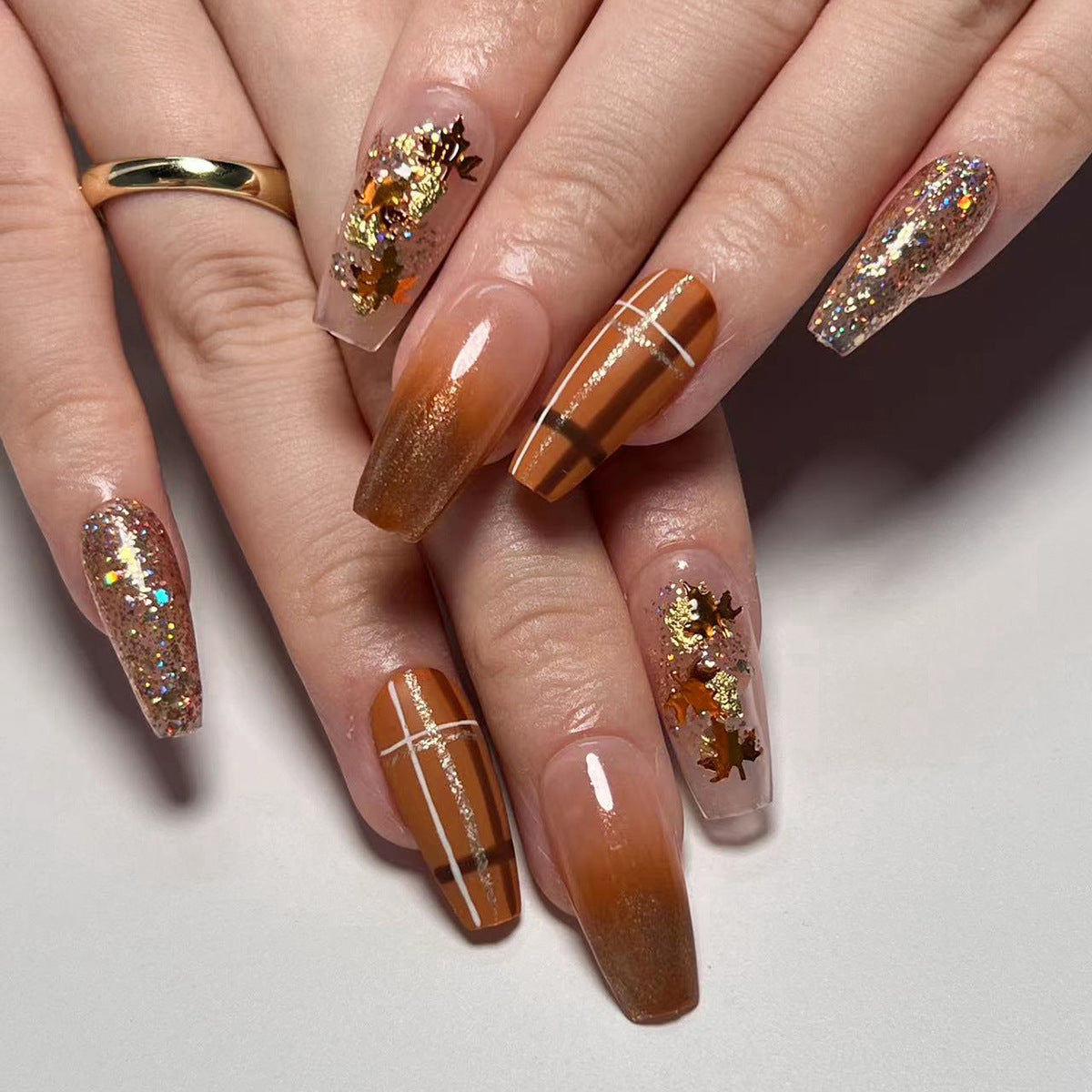 Coffin Nails in Braun mit Glitzer, Ahornblättern und Ombre Effekt