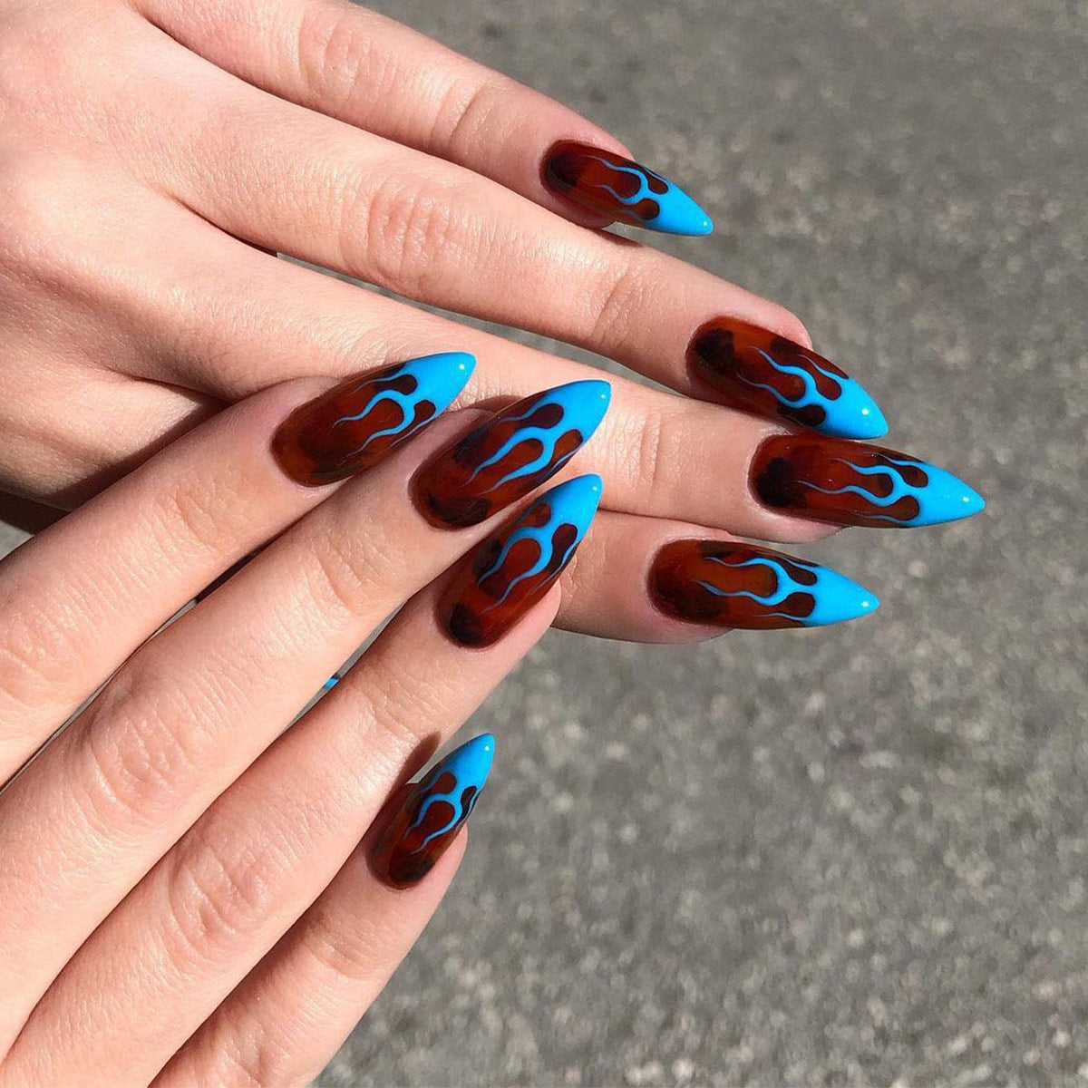 Stiletto Nägel mit French im Bernstein-Flammen Design für Herbst und Winter